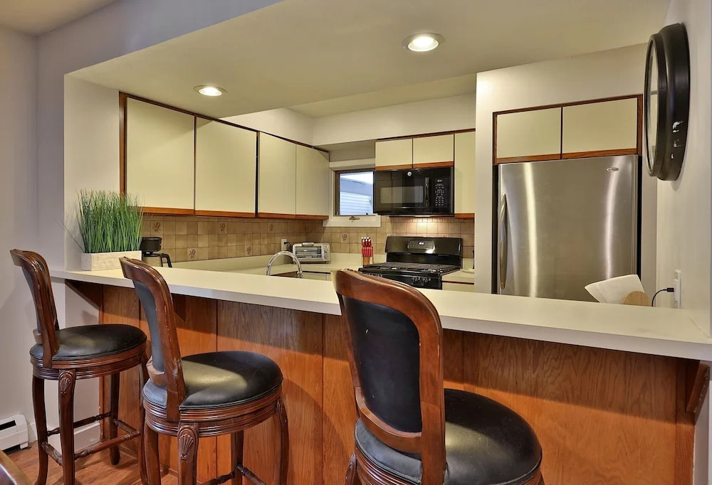 Skiers! Fox Hollow 2br/2ba Condo. Across From Pico, Minutes To Killington 2 Bedroom Condo