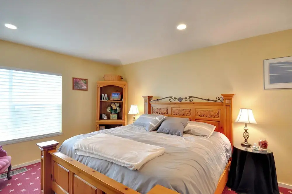 Waterfront Oregon Abode w/ Balcony & Ocean Views!