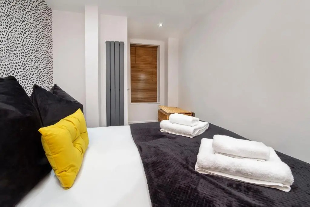 Apartment 1 the Keyes- Stylish & Spacious Apartment with Free Parking