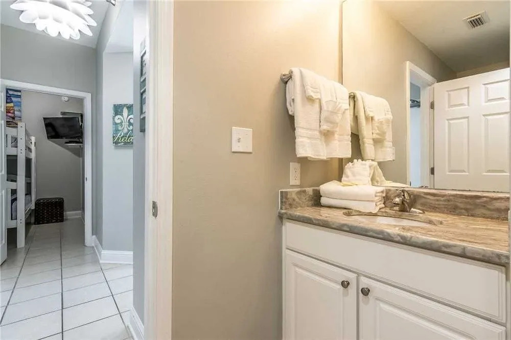 Lighthouse 1202 - 1 Br condo by RedAwning