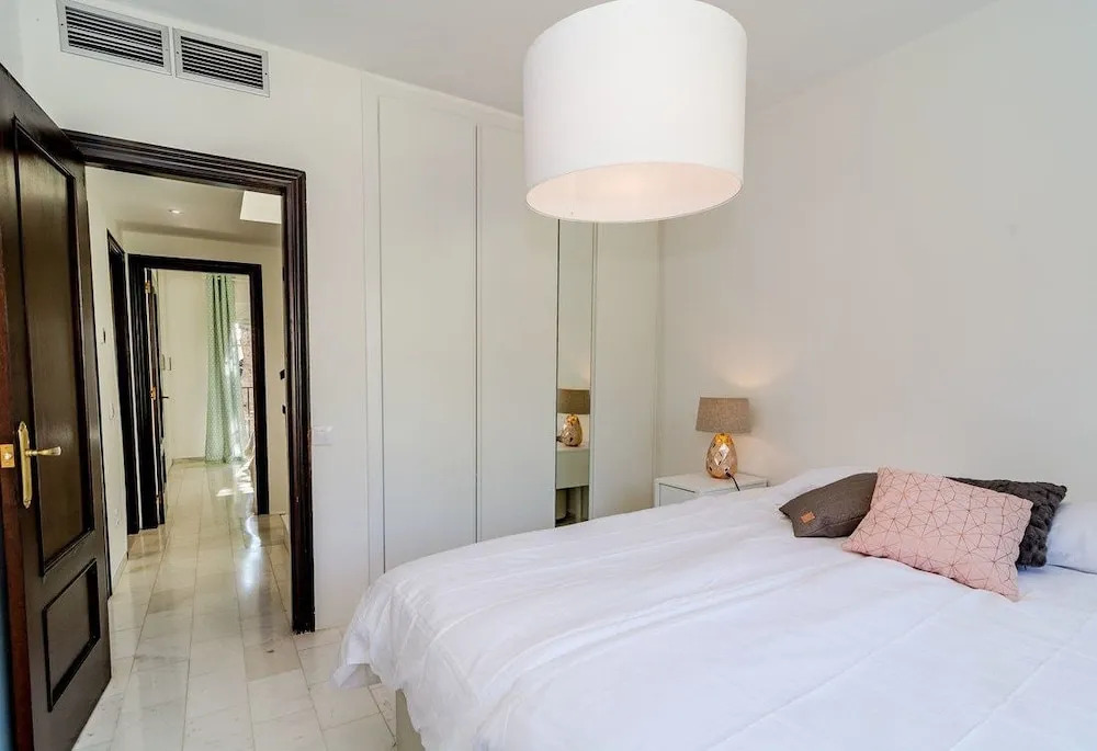 SE-Spacious townhouse in Nueva Andalucia Roomservice