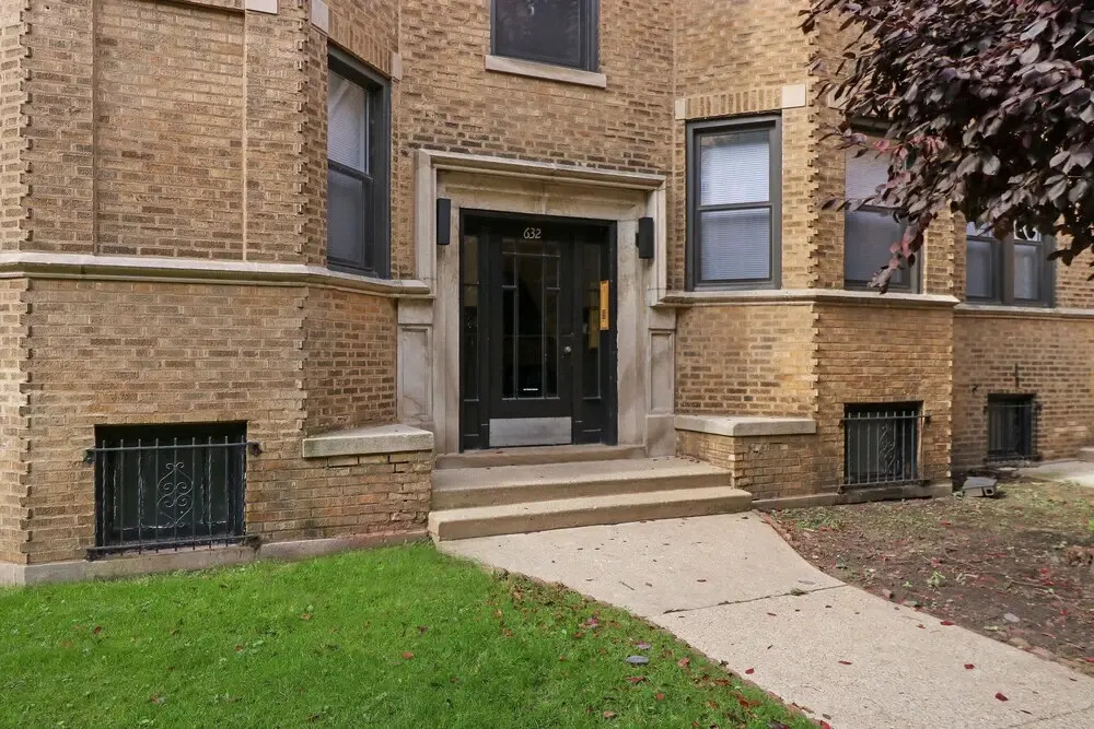 3BR Sunny and Spacious Apt in Lakeview