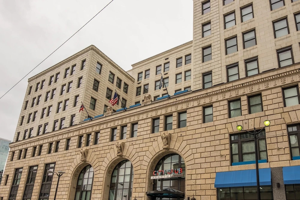 1 BR & 2 BR Apt in Central Business District by Frontdesk