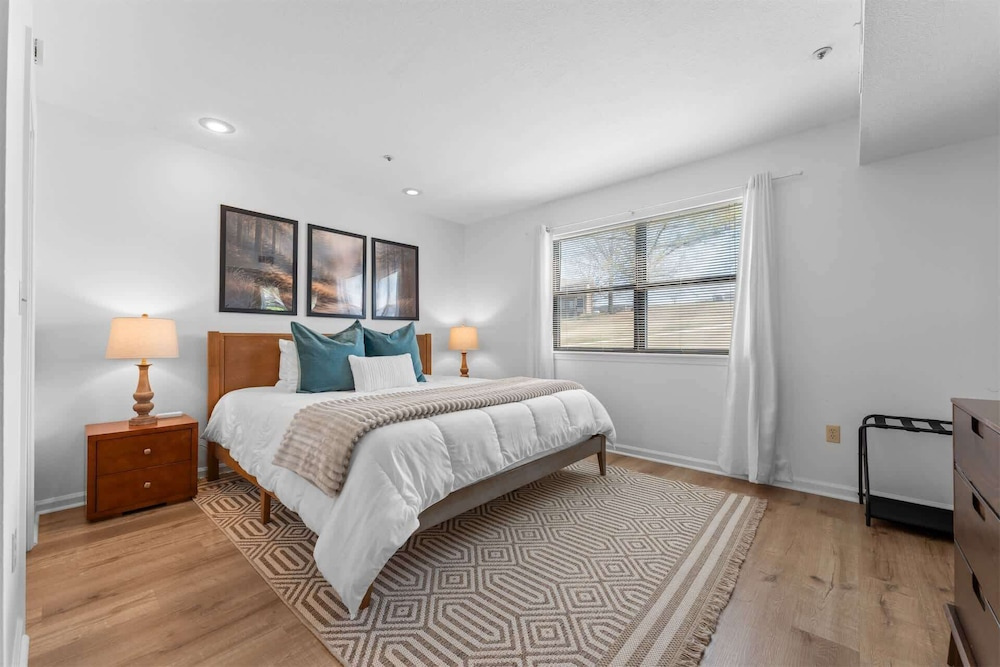 Royal Ridge Modern Condo for 4
