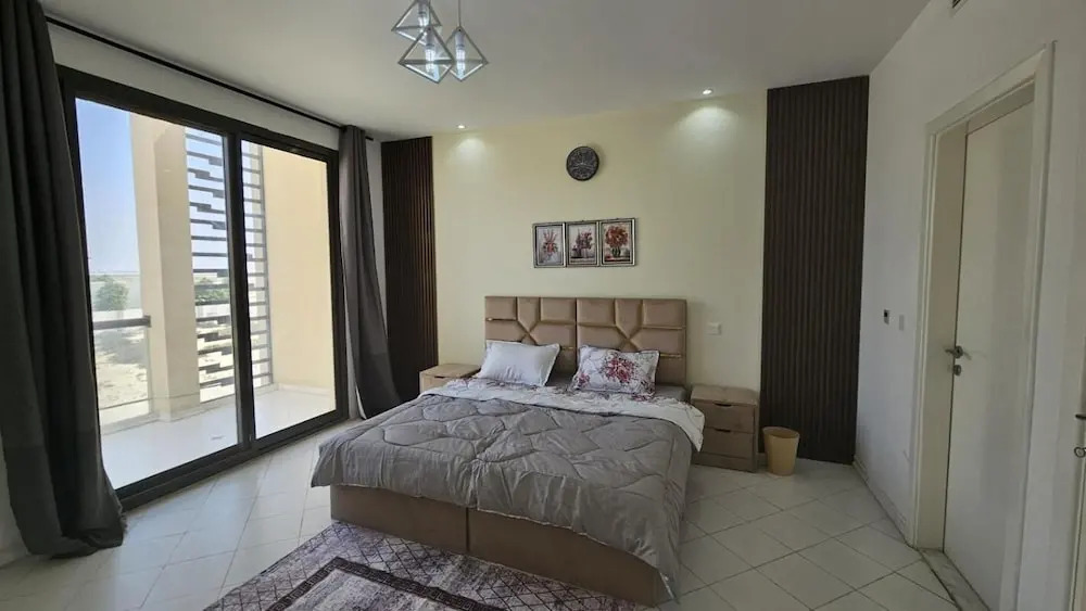 Elegant 2-Bed Villa Hall, G1