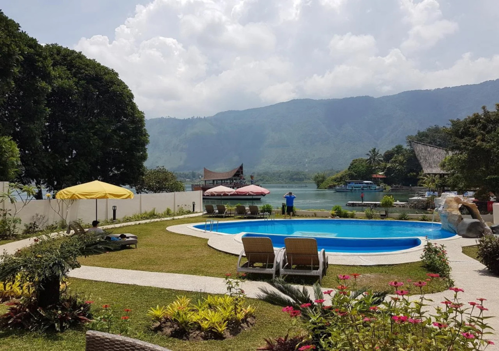 Zoé’s Paradise Waterfront Hotel
