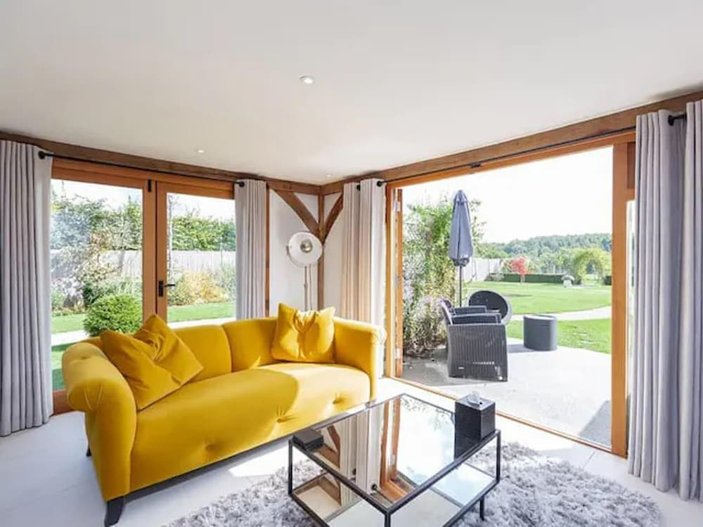 Tranquil Elm Lodge Escape in Canterbury