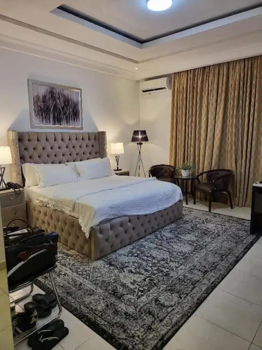 Serviced 3 Bedroom Rental with Pool and Gym