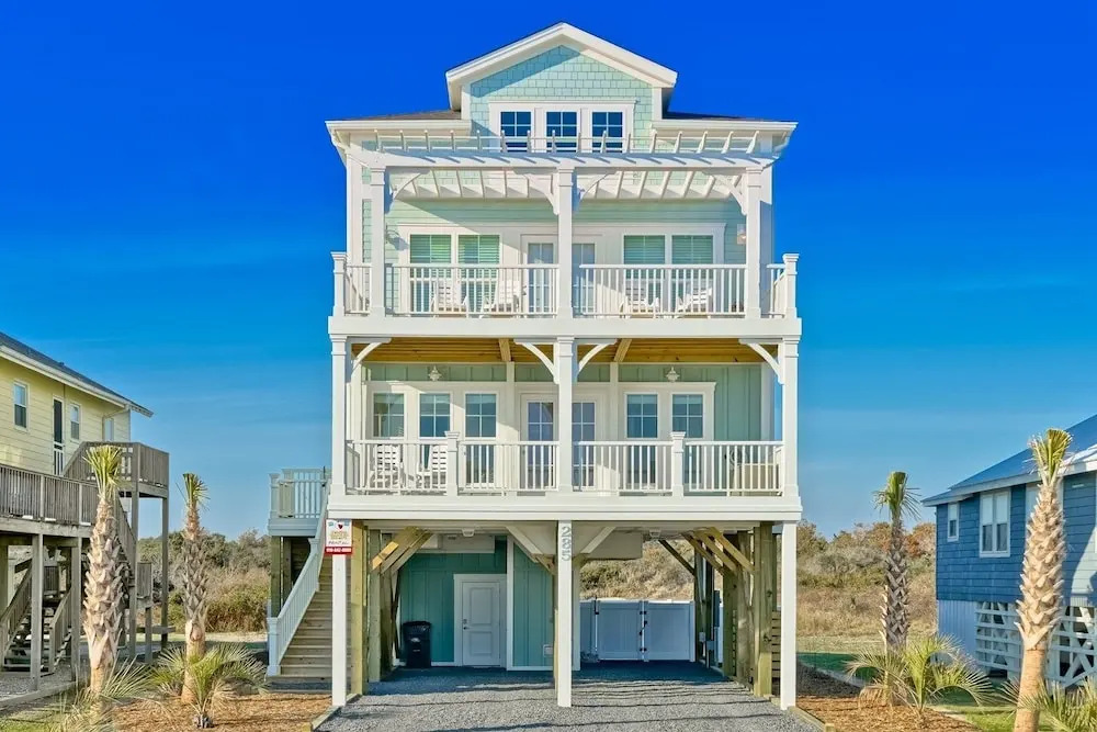 Knot A Care 4 Bedroom Home by RedAwning