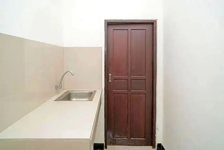 RedDoorz Syariah Near Syamsudin Noor Airport 4