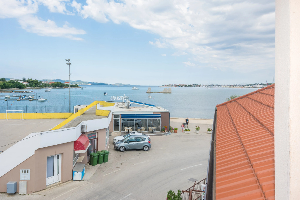 Beachfront Apartment Mira 2