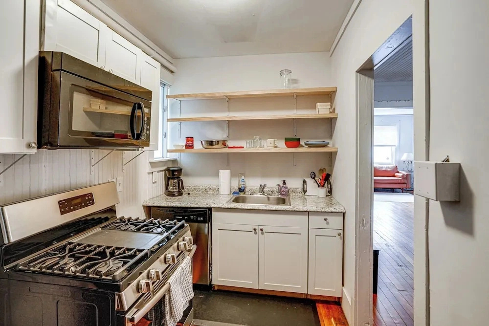 Walk to Everything! Dtwn Hudson Apartment