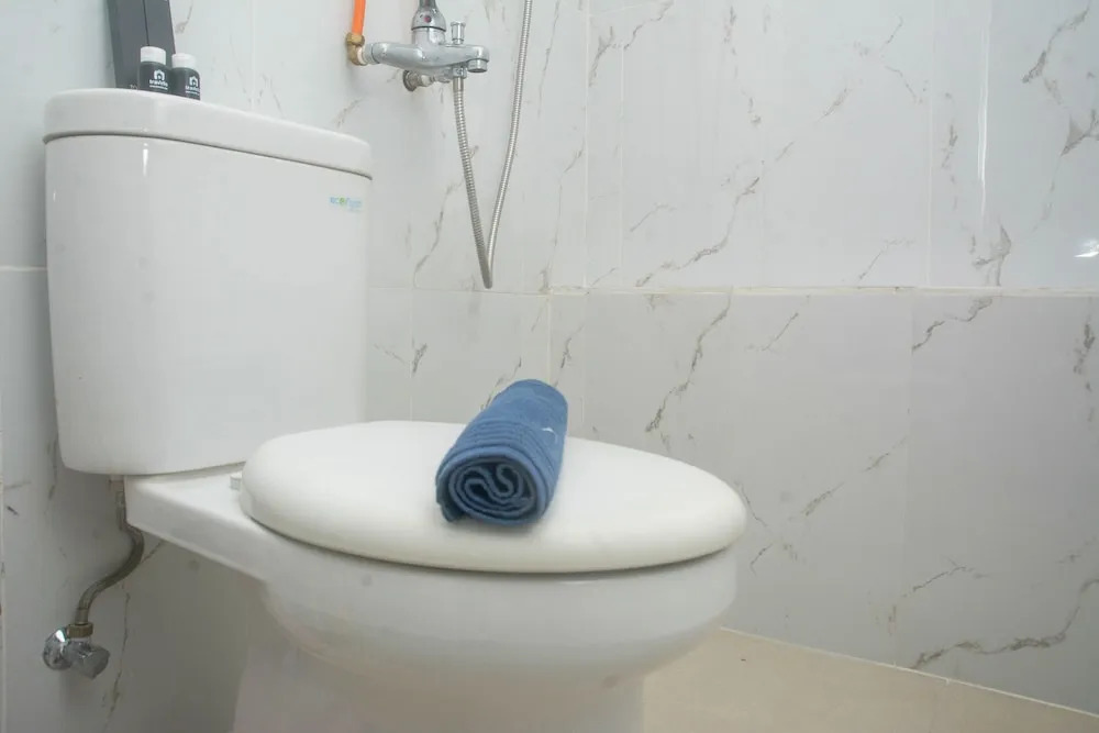 Elegant and Comfy Studio at Bassura City Apartment By Travelio