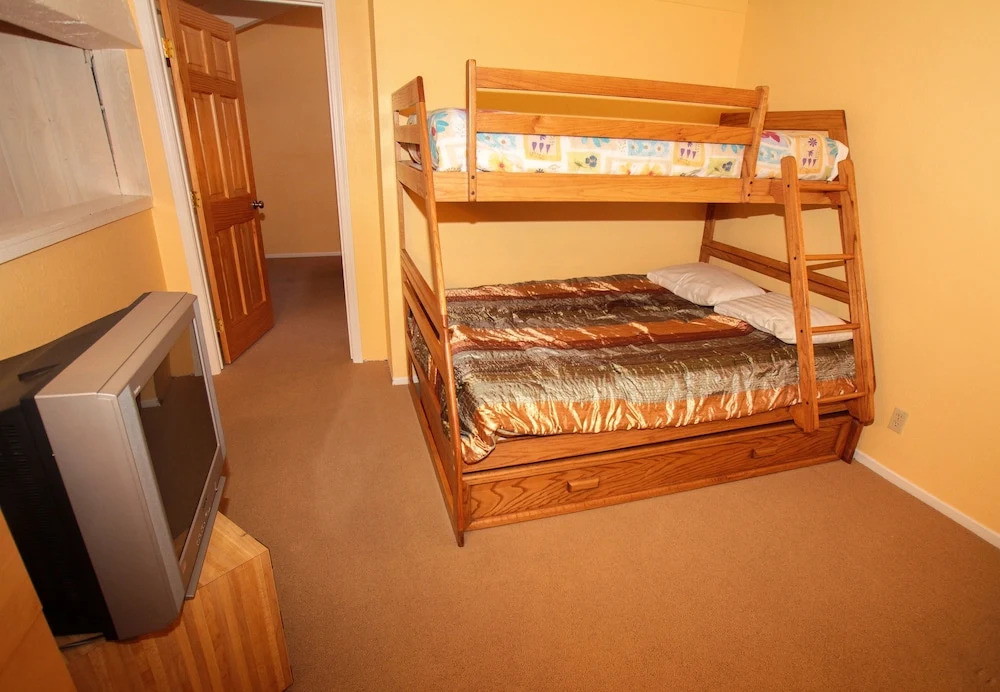 Mammoth Ski & Racquet Club #80 2 Bedrooms 2.5 Bathrooms Condo