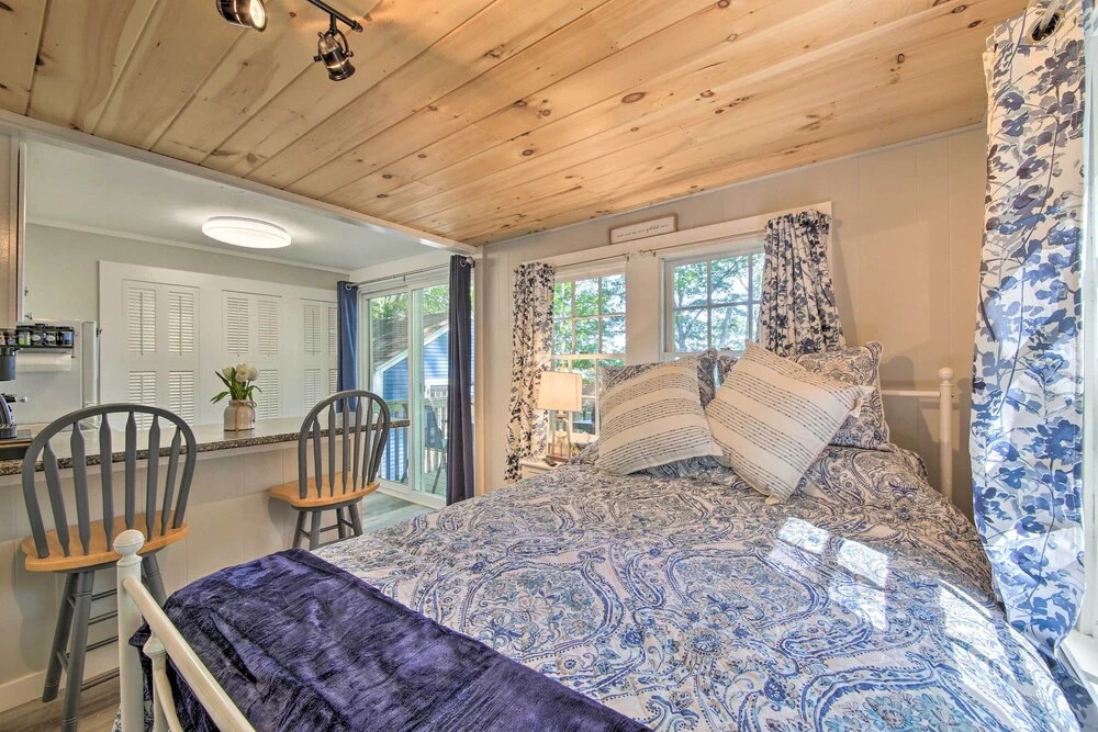 Lush Edgecomb Studio Cottage w/ Fire Table!