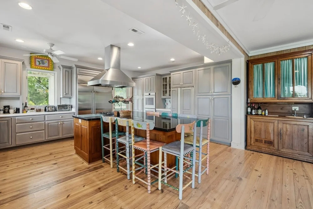 This Vibrant Family Home Features 8 Bedrooms, And 8 Bathrooms, Ocean And Creek Views Home by Peace Vacations