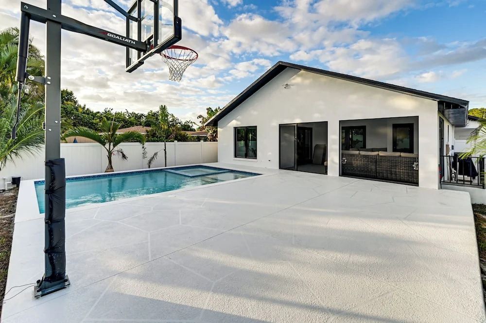 1 Mi to Beach! Modern Tropical Retreat in Naples