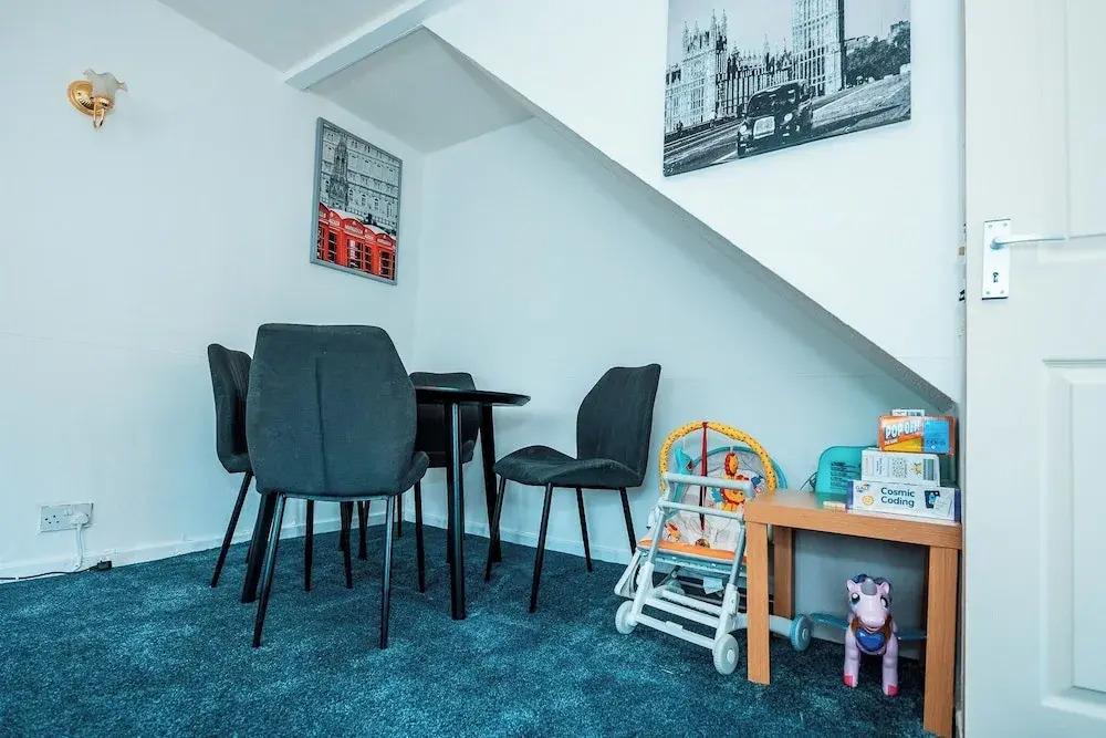 3-bed City Retreat - Sleeps 8, Garden & Parking