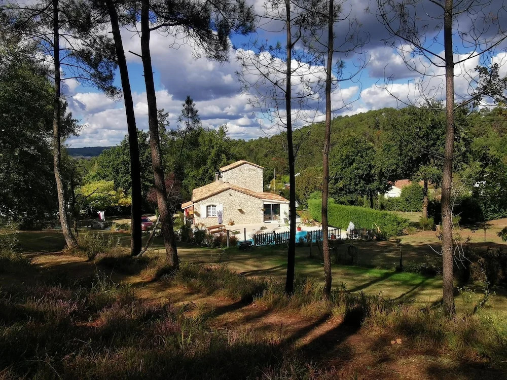 DOMAINE DES 3 CYPRÈS Chambre PIVOINE Chez Nath & Pat