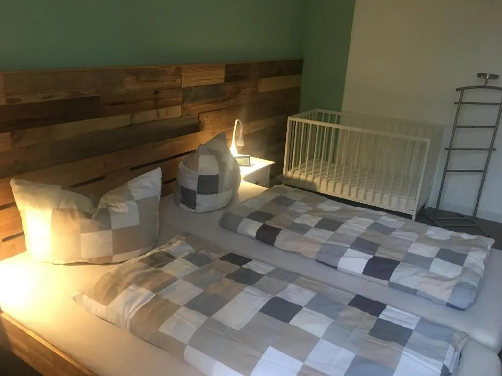Linas Ferienwohnungen - zwei moderne FeWos mit Sauna im Haus und fantastischem Ausblick