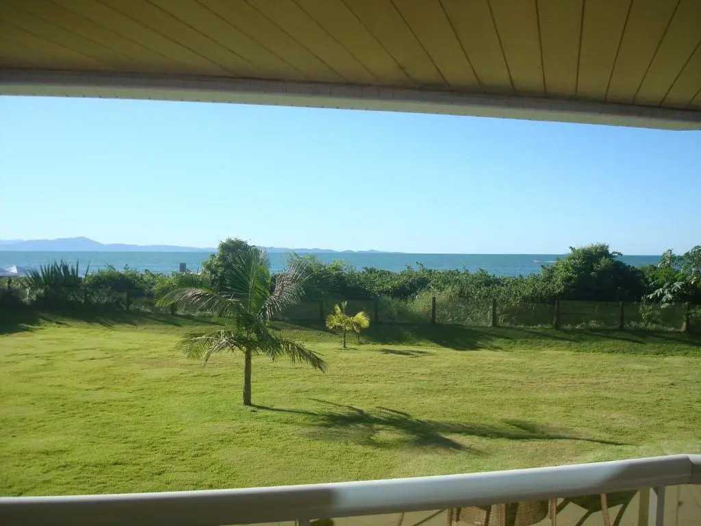 Apartamento com 4 suítes pé na areia