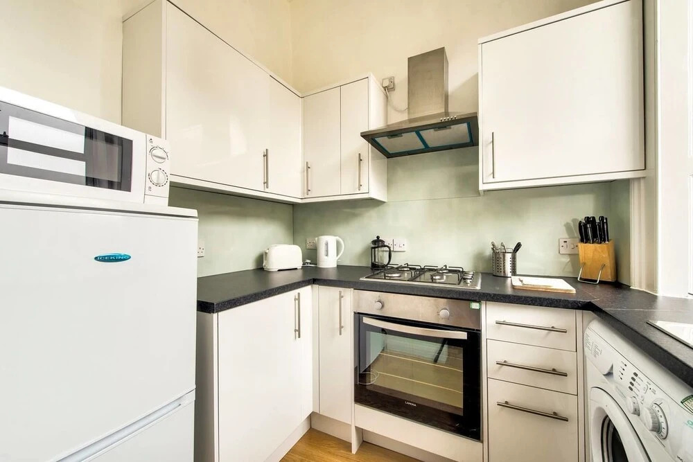 Bright and Airy Apartment in Newington