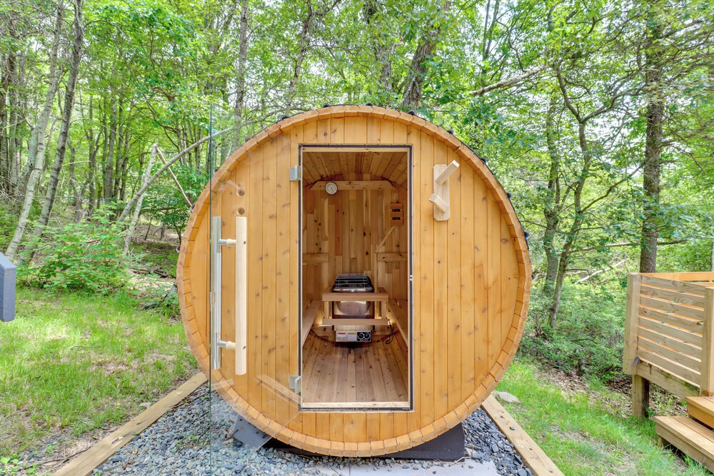Hot Tub, Fire Pit & Barrel Sauna: Poconos Abode