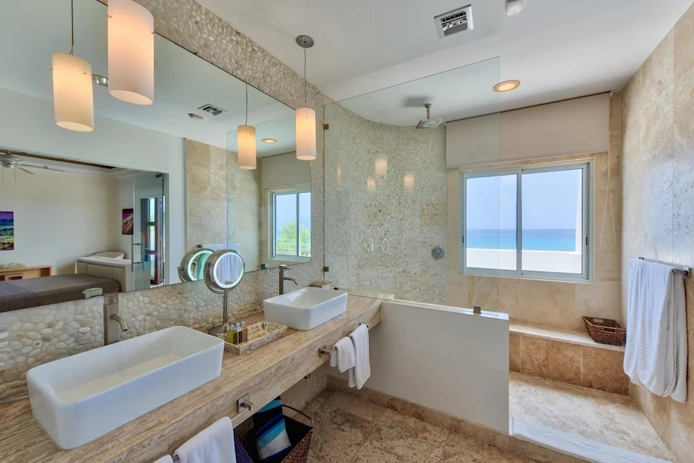 Direct Ocean Views and Beach Access, Swimming Pool, AC, Free Wifi, Near Shops & Restos