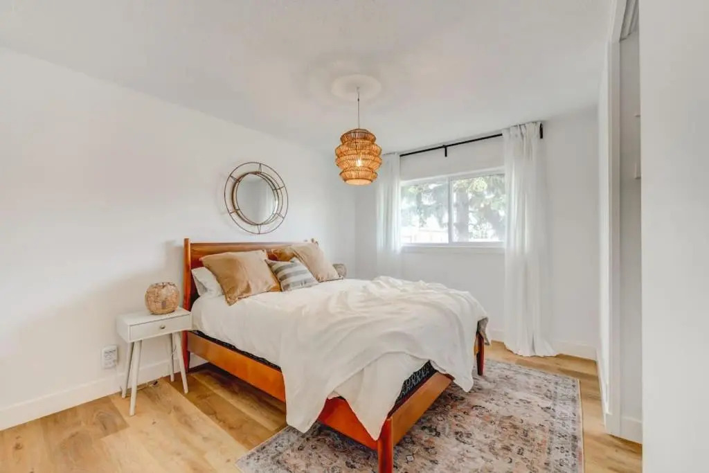 The Elm, 4 Bed Bungalow with Backyard and Firepit