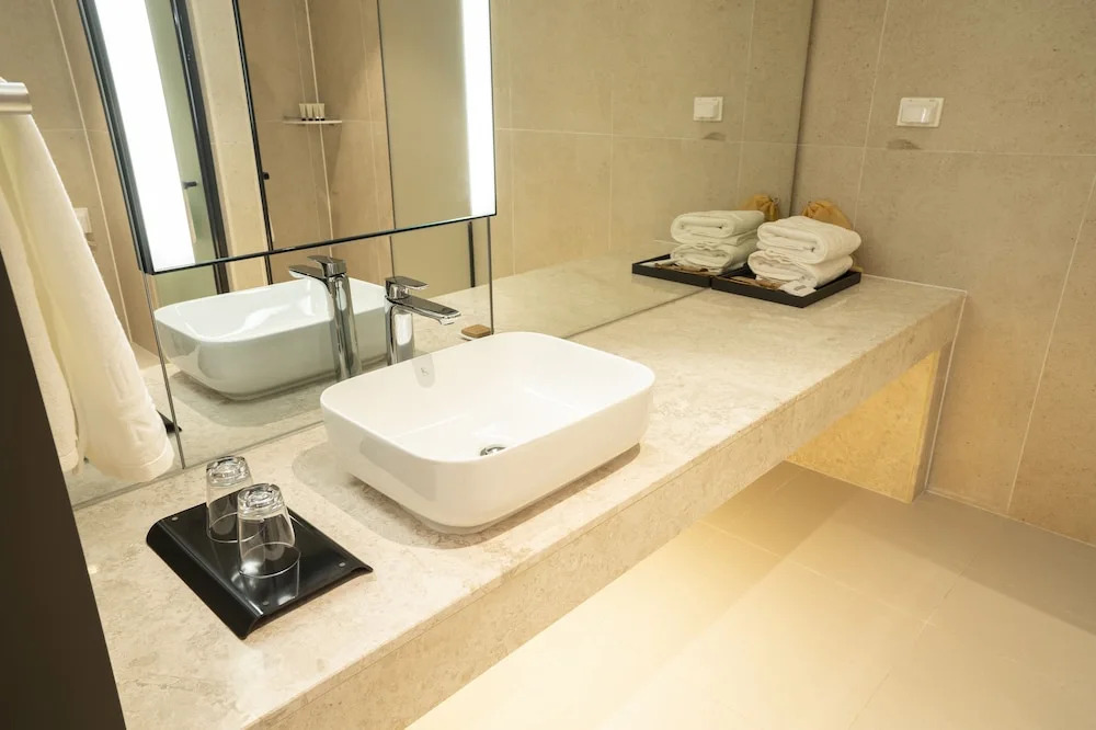 WAVEM HOTEL west