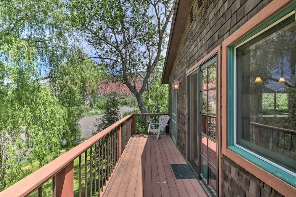 Rivers Edge Mtn Home: Private Hot Tub & Views