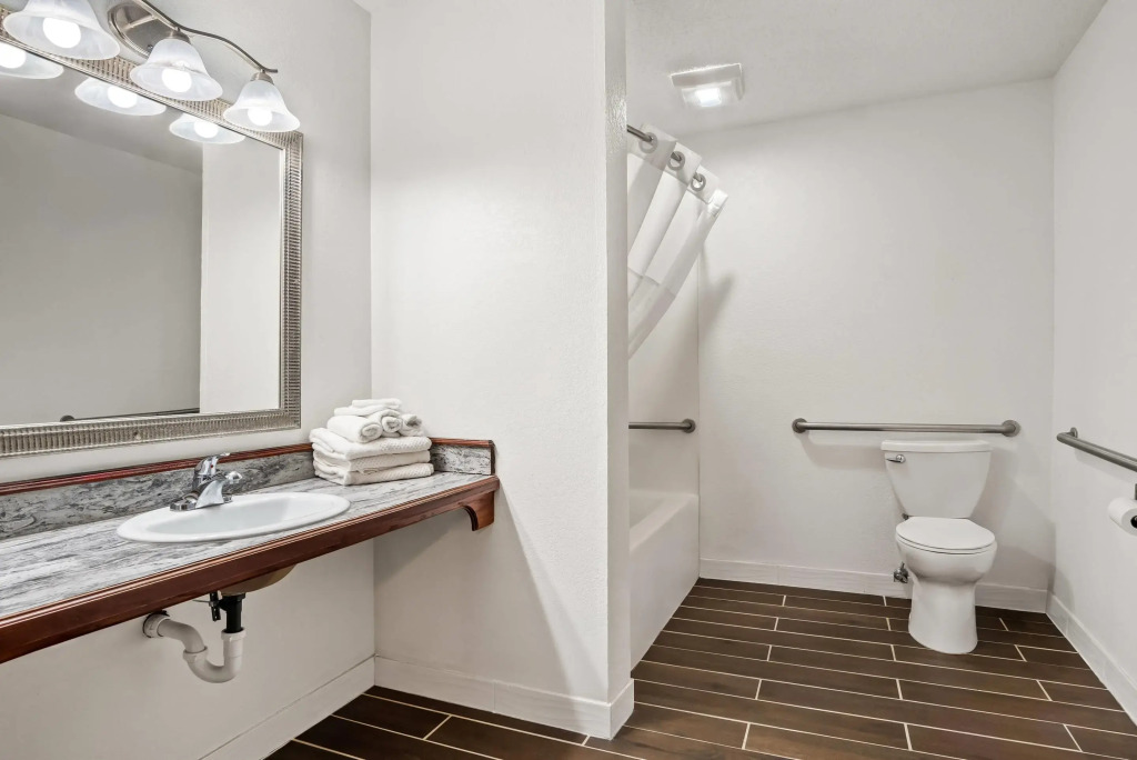 Econo Lodge Inn & Suites Auburn