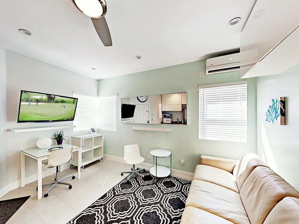 Limescape  - One Block From Boardwalk! 1 Bedroom Cabin