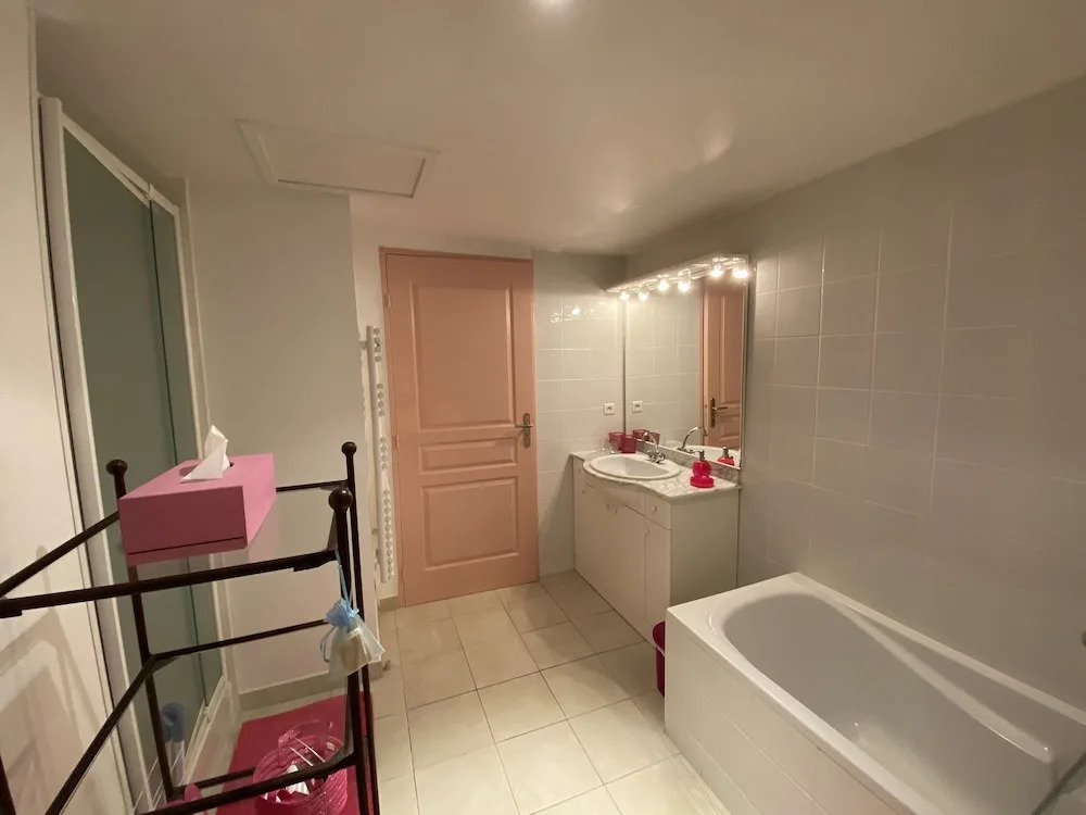 Deux Pièces 70 m² Climatisé, Avec Terrasse, Proximité Bord de mer