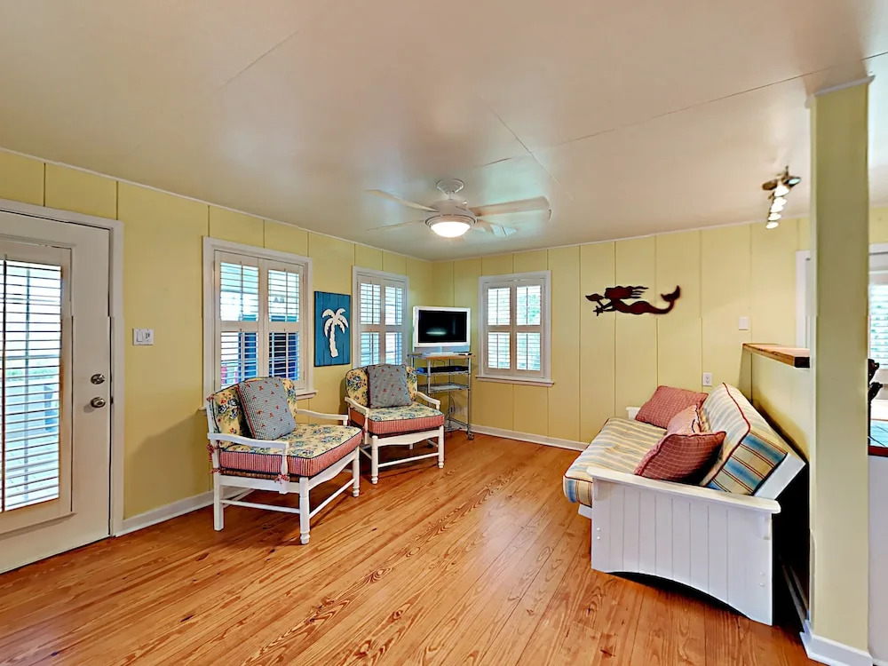 Breezy Cottage - One Bedroom Home
