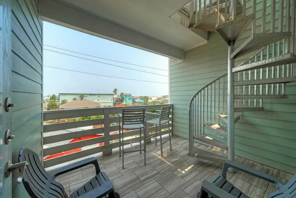 Sleeps 33! 4 Condos, Walk to the Beach, Resort-style Pool, Endless Summer Resort