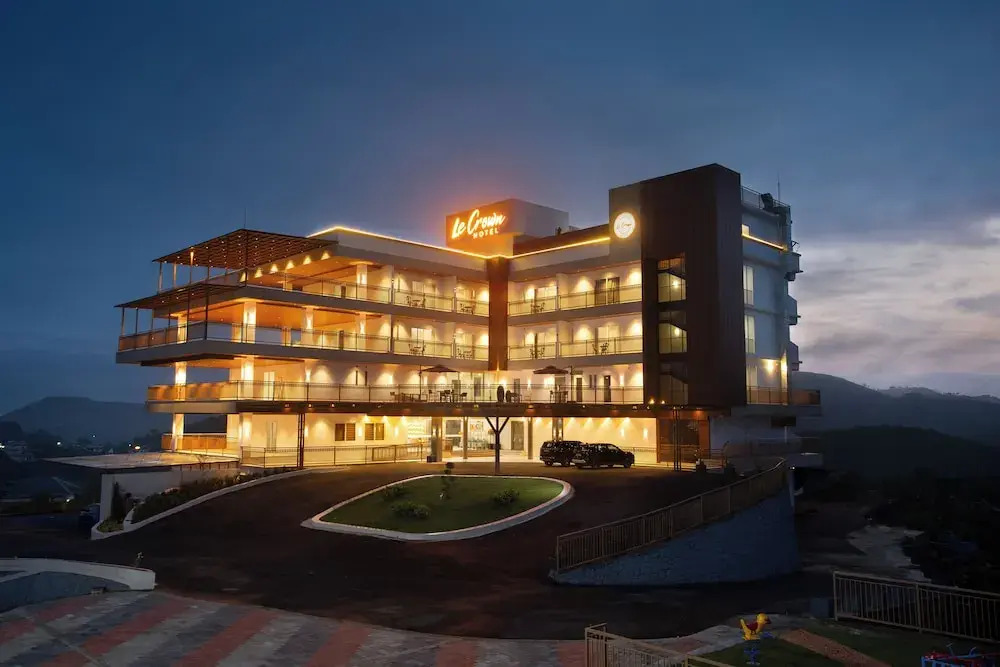 Le Crown Hotel