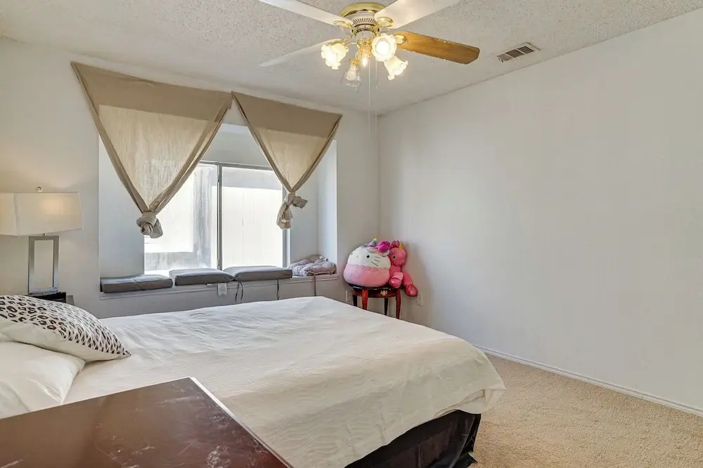 Large Families Welcome! Spacious Fort Worth Home