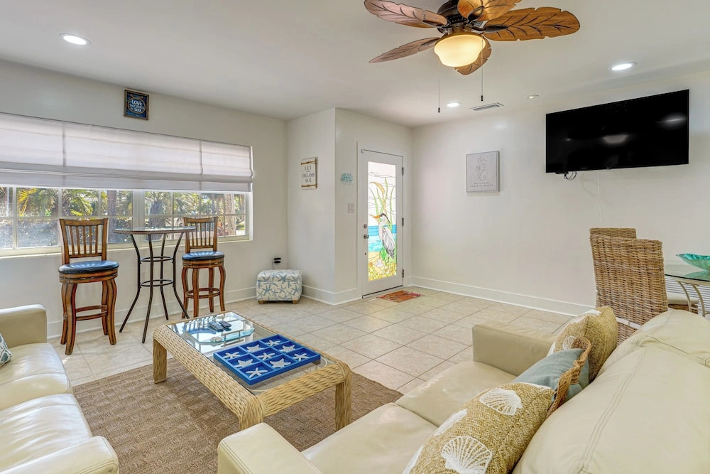 Steps to Sand: Clearwater Family Home w/ Game Room