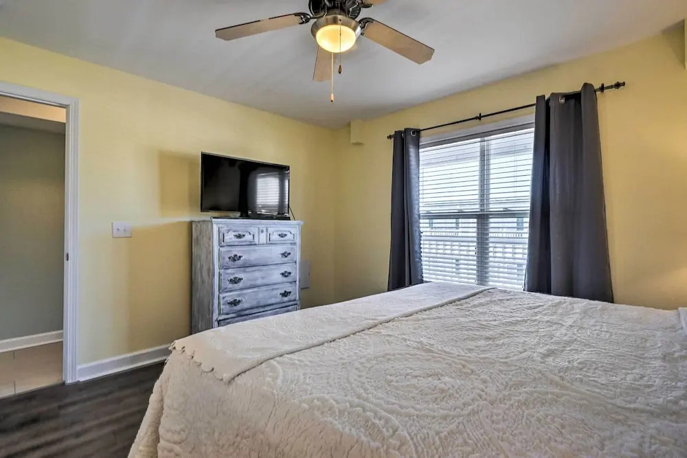 Oak Island Condo - Walk to the Beach!