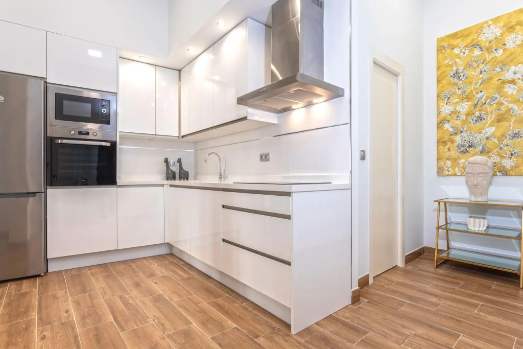 Modern apartment located close from the city center. Recaredo V