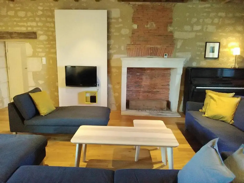 Grande maison rénovée, piscine, 4 chambres, vaste terrain, près piste cyclable et pêche, Wi-Fi inclus - FR-1-426-408