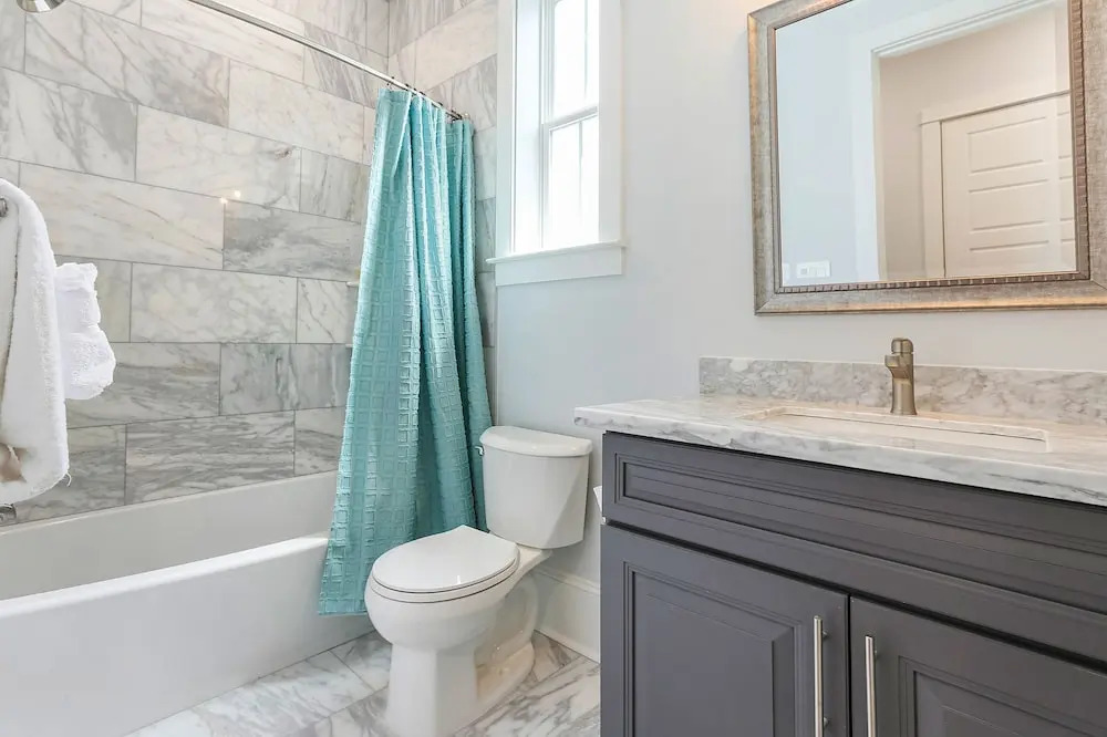 Modern 4 BR Condo with Balcony & Pool - Near FQ
