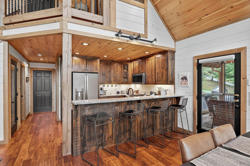 Luxury Mineral Bluff Cabin With Deck & Hot Tub!