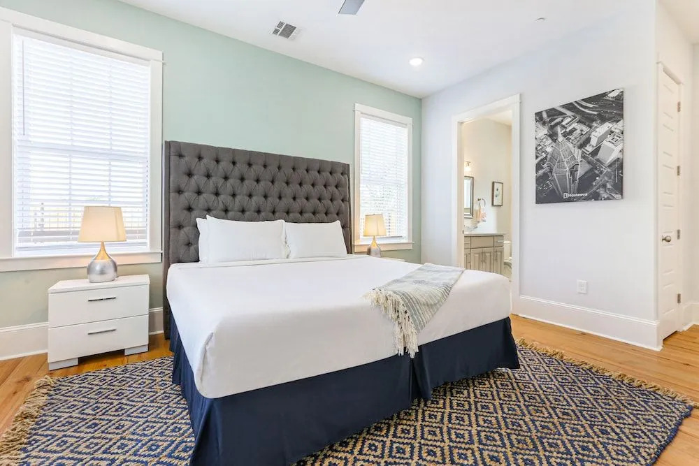 Modern 5 BR Condo - Large Pool - Near Everything