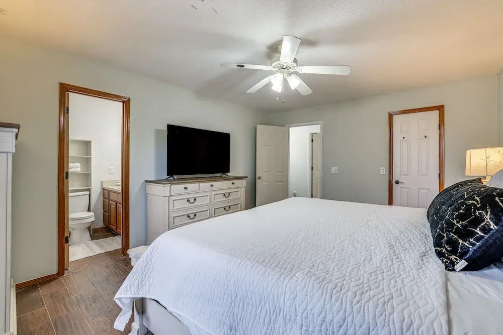 Rogers Vacation Home w/ Yard: 5 Mi to Bentonville