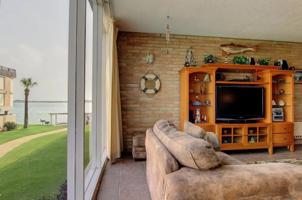 Channelview 106