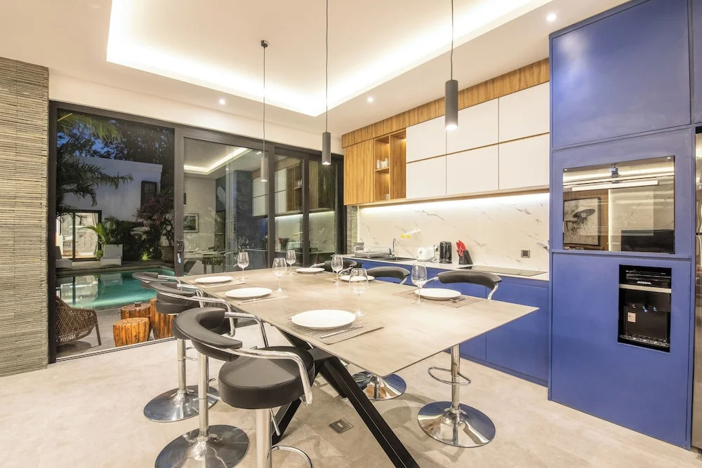 Elegant 3BR Retreat, Stylish Modern Villa Seminyak