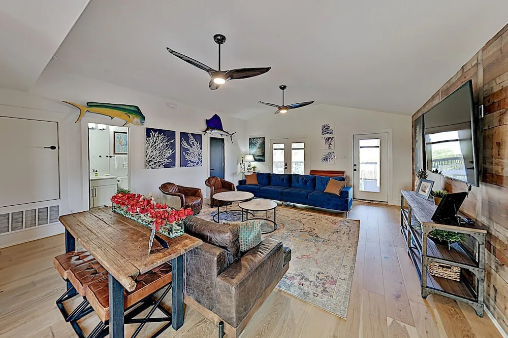 Chic Port A Escape W/ Big Balcony - Walk To Beach! 4 Bedroom Home