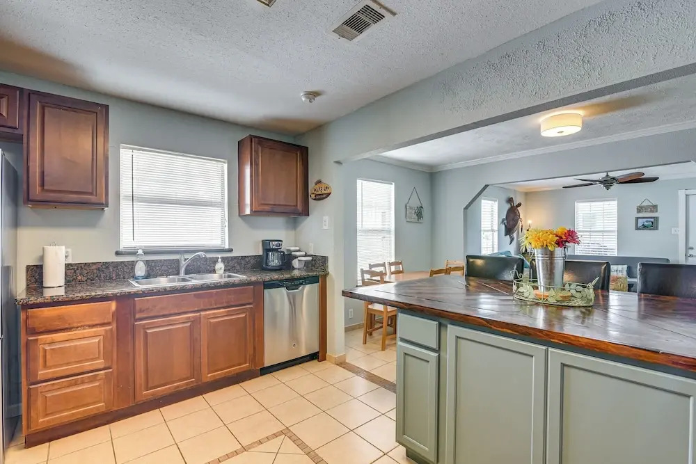 Convenient Galveston Home < 1 Mi to Beach!